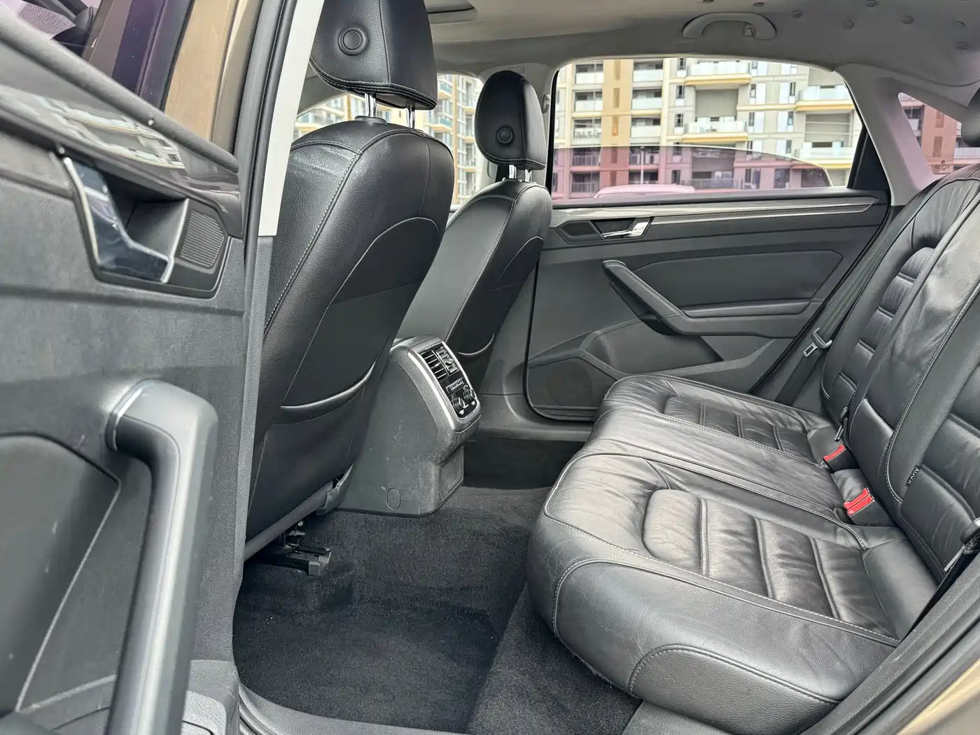 Photo 10 - Volkswagen Passat