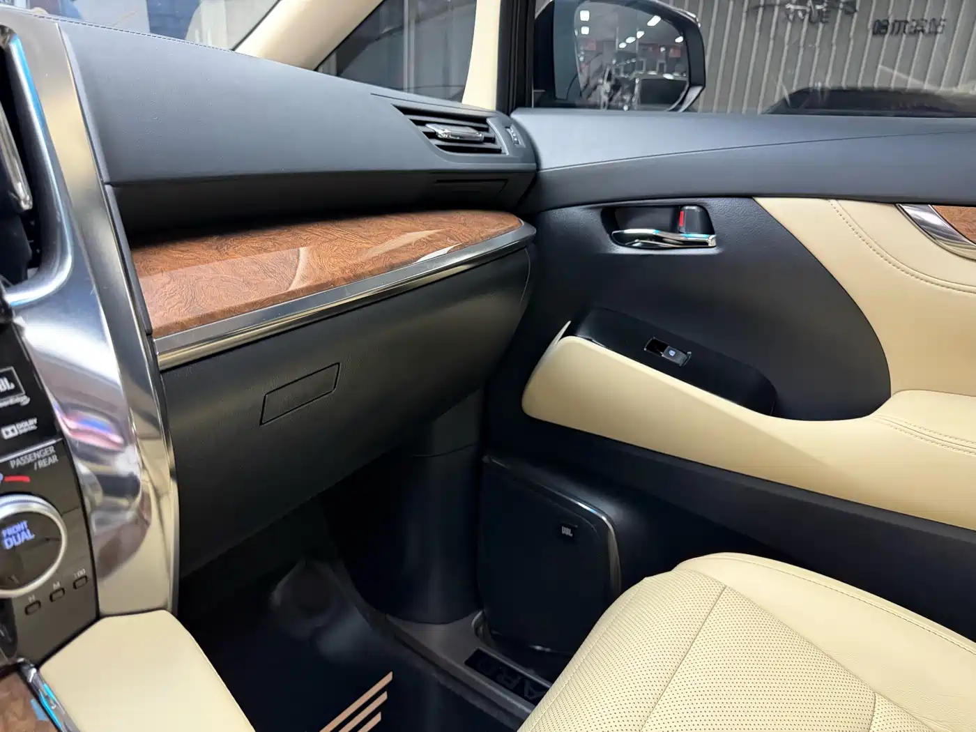 Toyota Alphard 2018 3.5L Premium фото 52