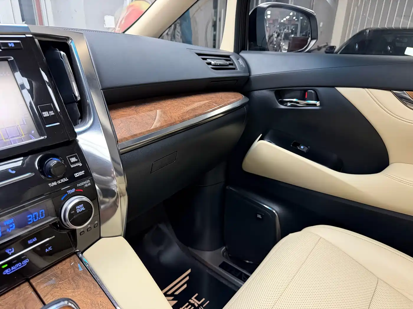 Toyota Alphard 2018 3.5L Premium фото 51