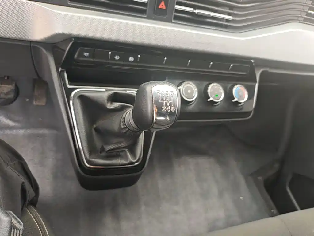 Dongfeng Yufeng Yufeng 2024 2023 V9+ 2.3T Manual FWD Van Short Wheelbase Medium Roof 3 Seater