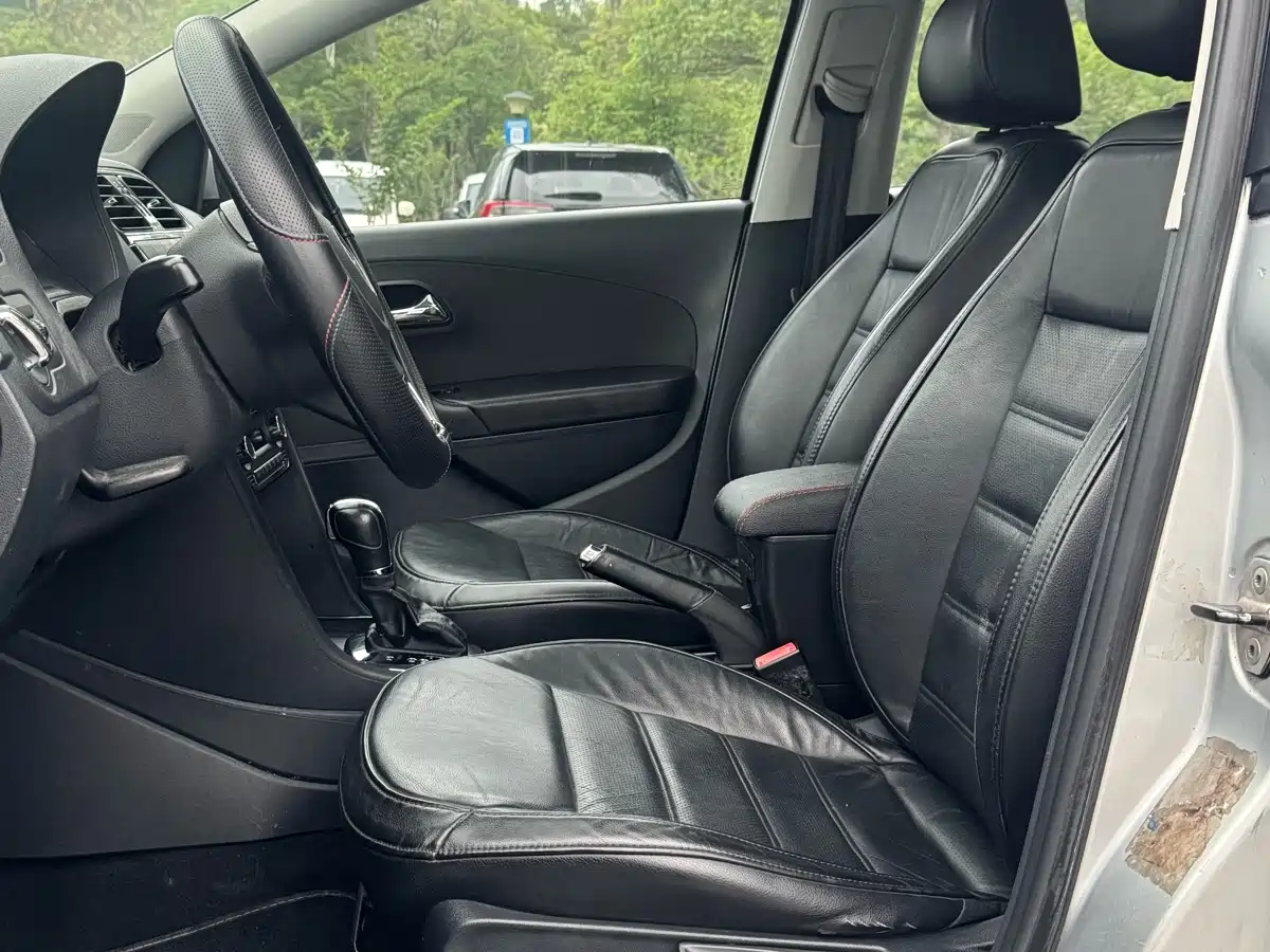 Volkswagen Polo 2011 1.4L Automatic Cool Edition фото 4