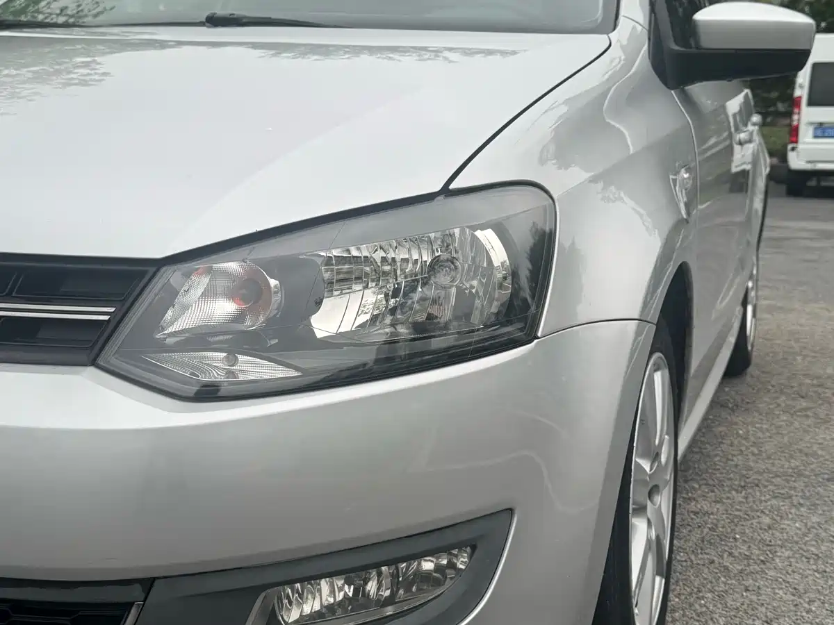 Volkswagen Polo 2011 1.4L Automatic Cool Edition фото 11