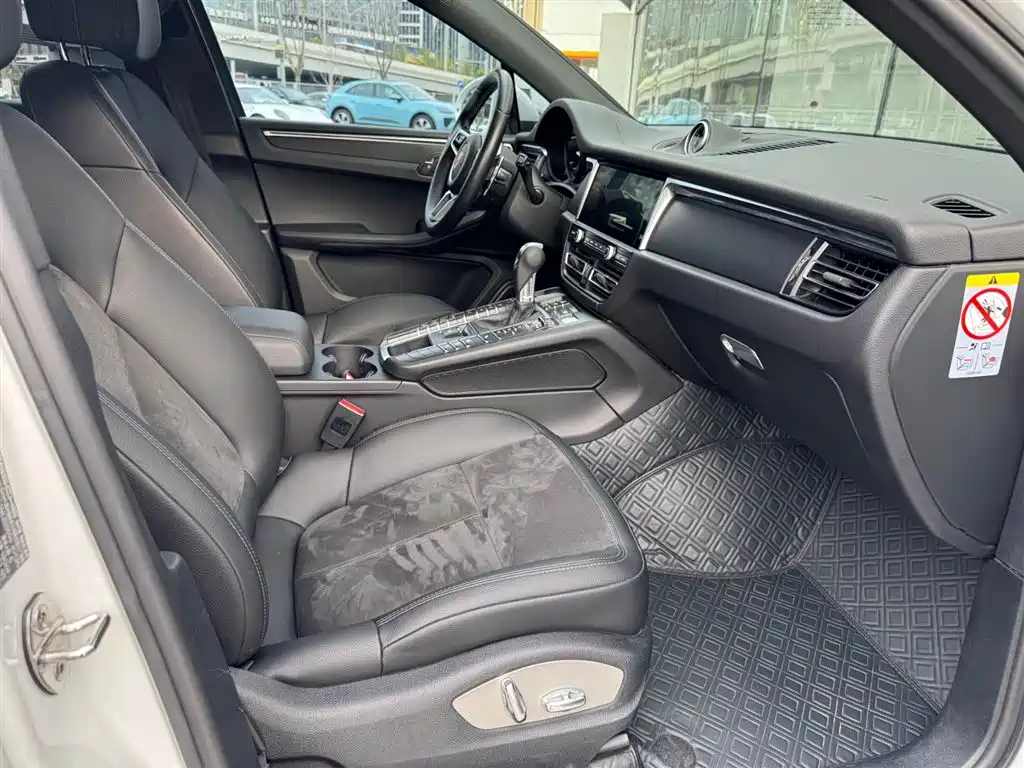 PORSCHE MACAN