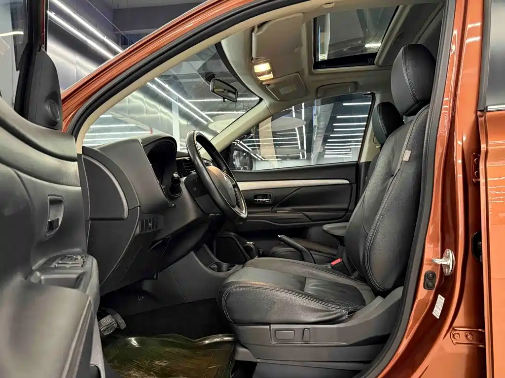 صورة 12 - Mitsubishi Outlander (Import)