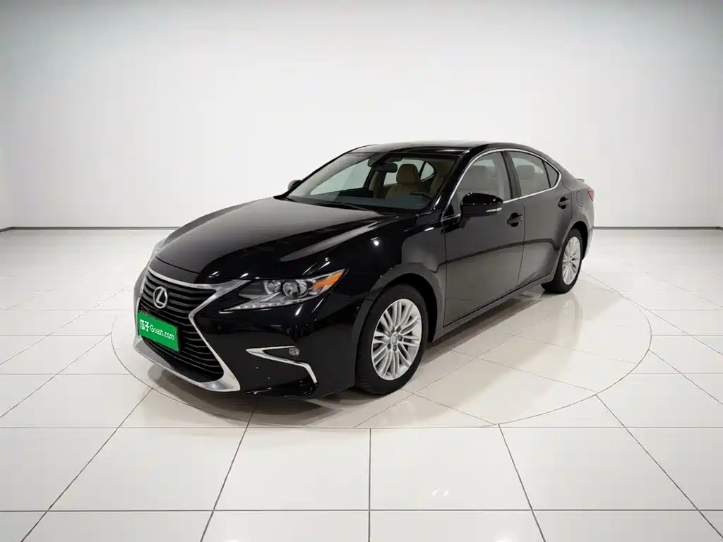 Фото 2 - Lexus ES