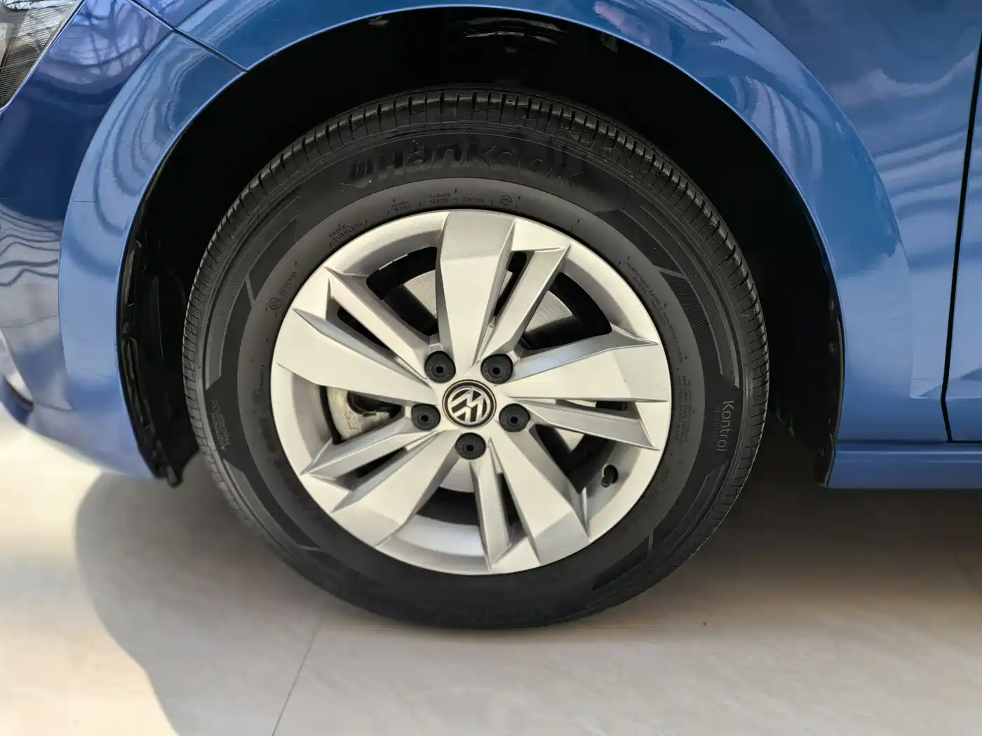 VOLKSWAGEN POLO