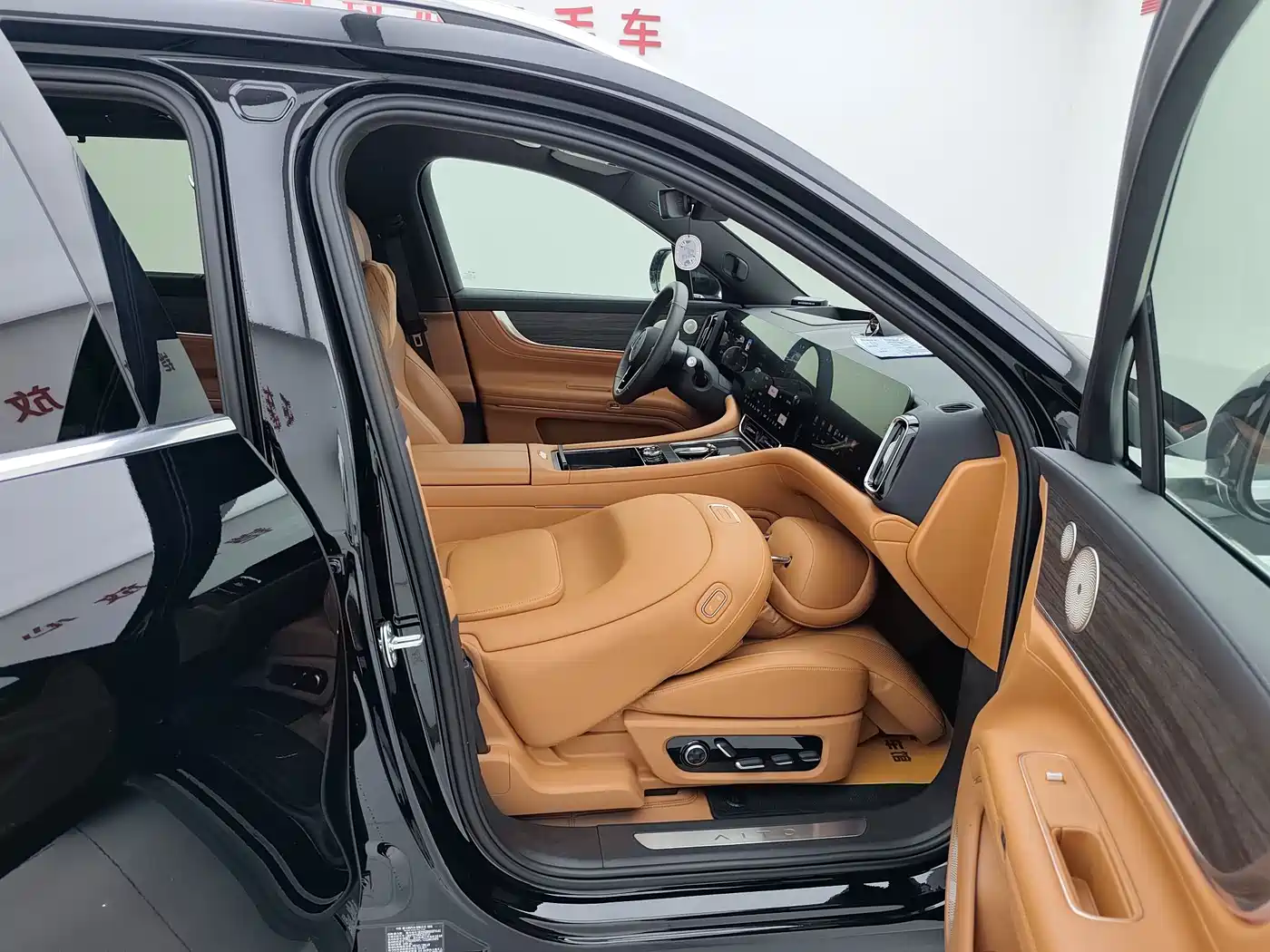 AITO Wenjie AITO M9 2024 Extended Range Max 42kWh 5-seater фото 12
