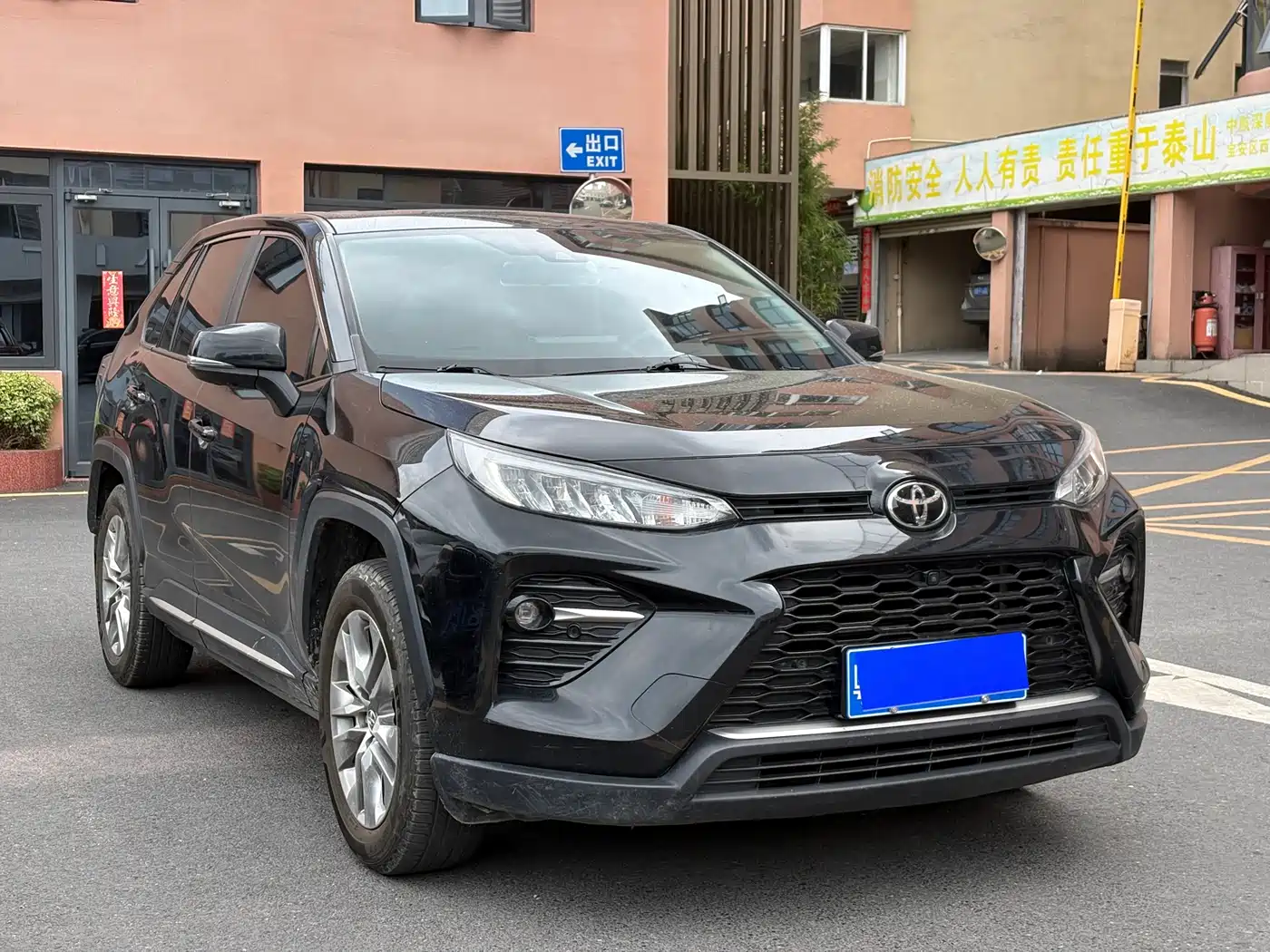 Toyota Wildlander 2022 2.0L CVT FWD Luxury PLUS Edition фото 2