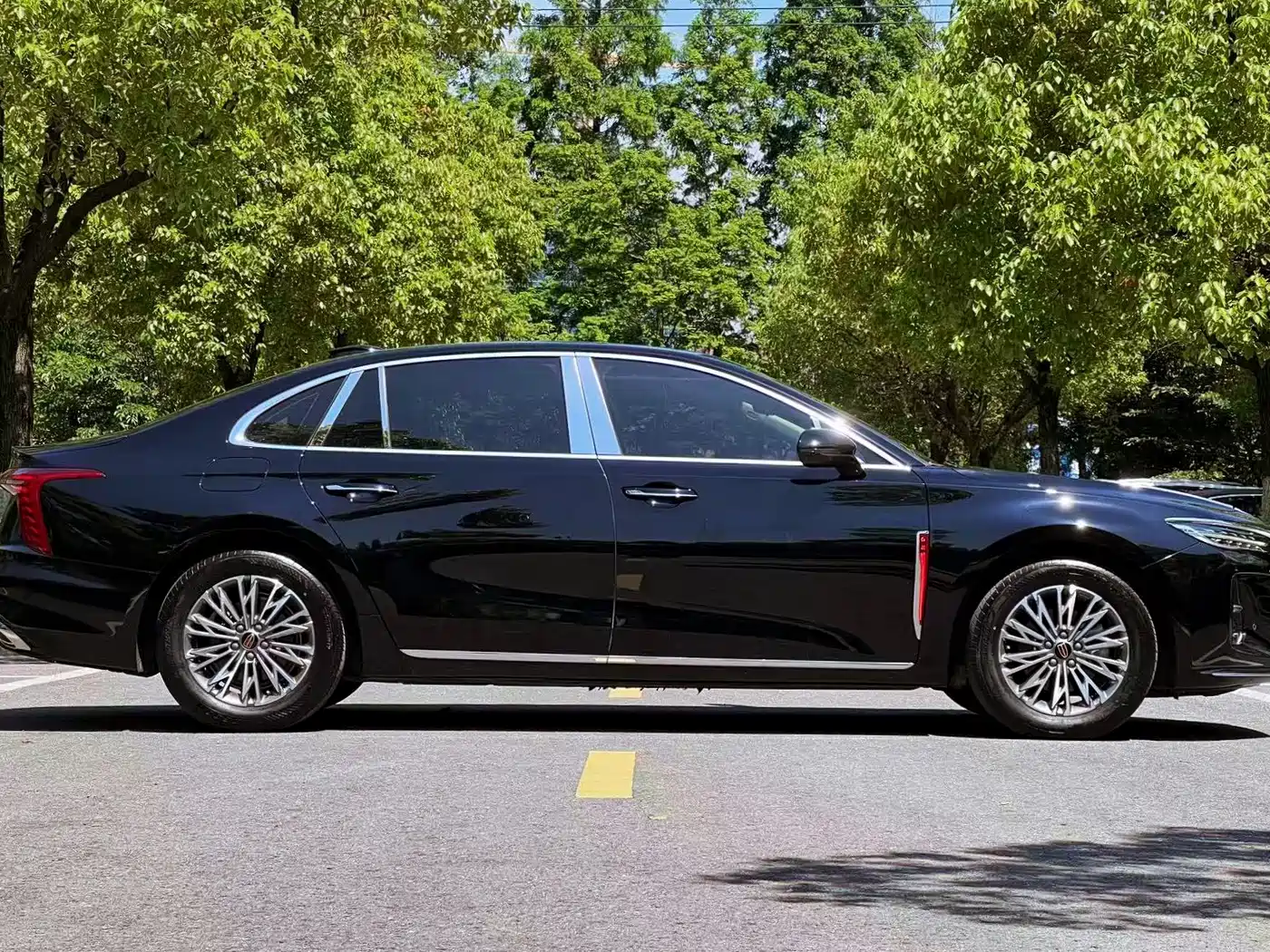 Hongqi H5 2024 1.5T HEV Smart Connect Flag Rhythm Edition фото 4