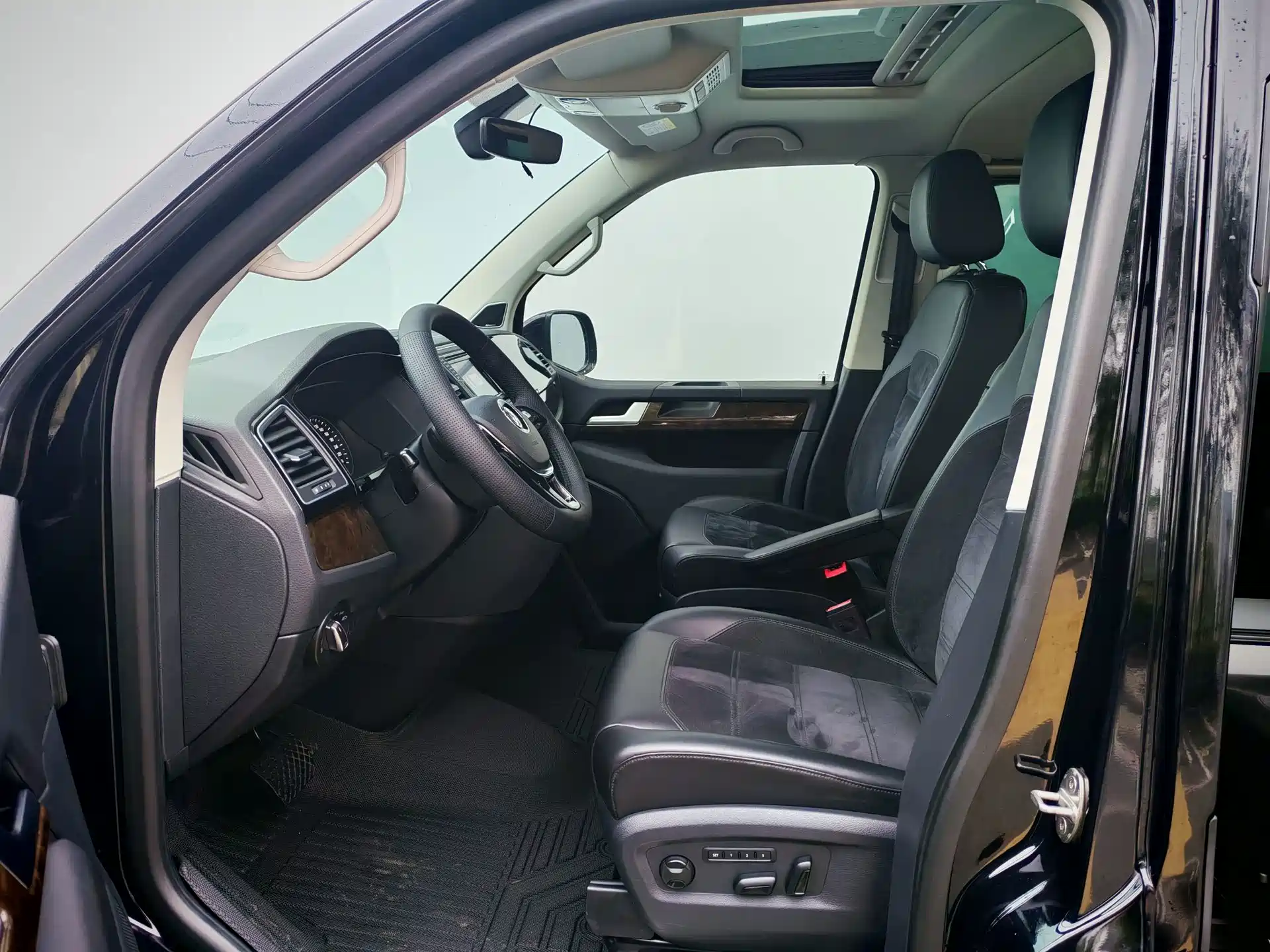Фото 7 - Volkswagen Multivan