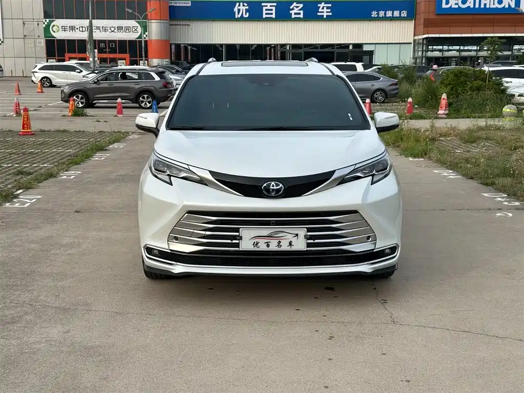 Toyota Sienna 2023 2.5L Hybrid Platinum Edition фото 2