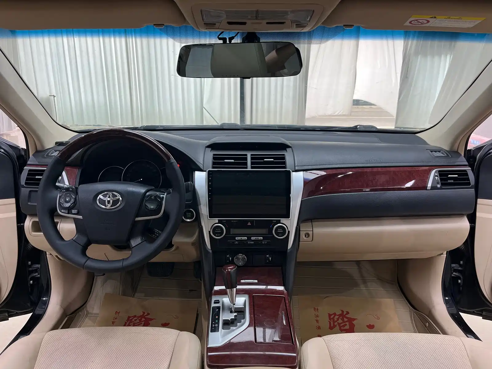 Фото 14 - Toyota Camry
