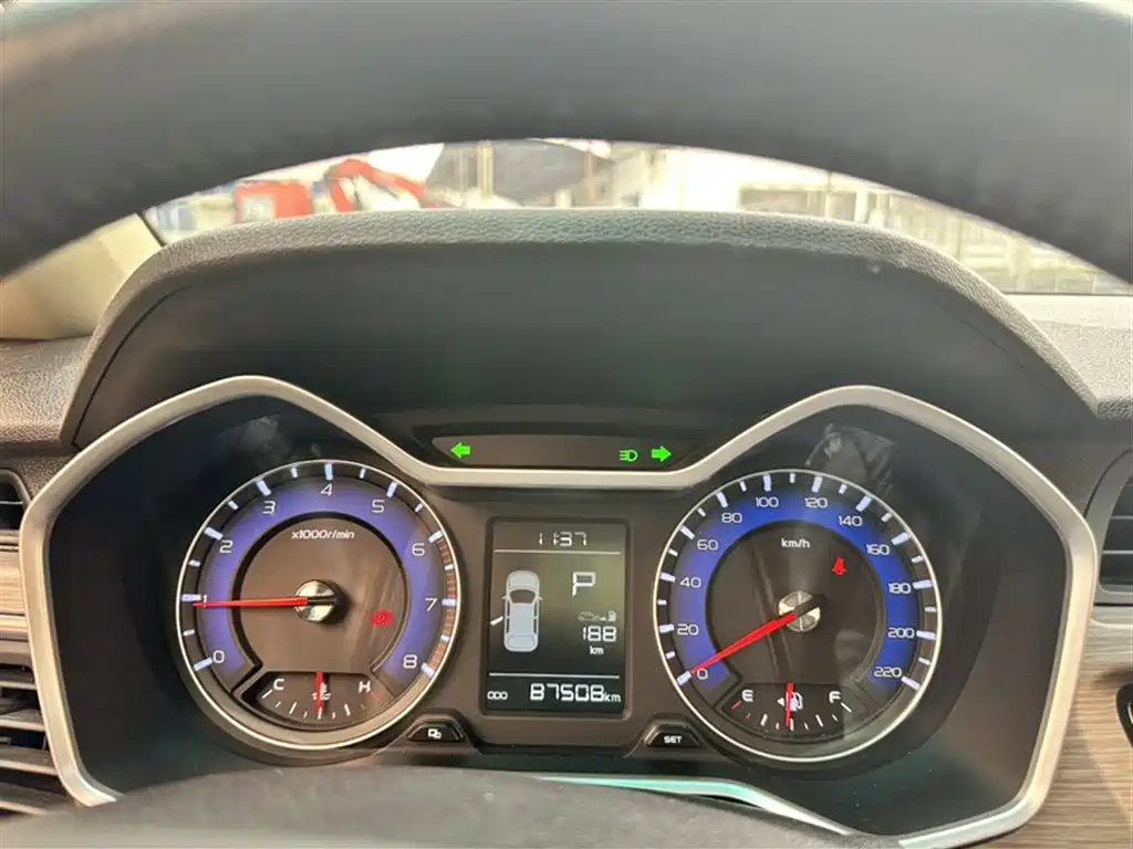 Фото 4 - Geely Vision X3