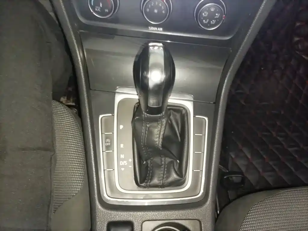 Фото 14 - Volkswagen Golf