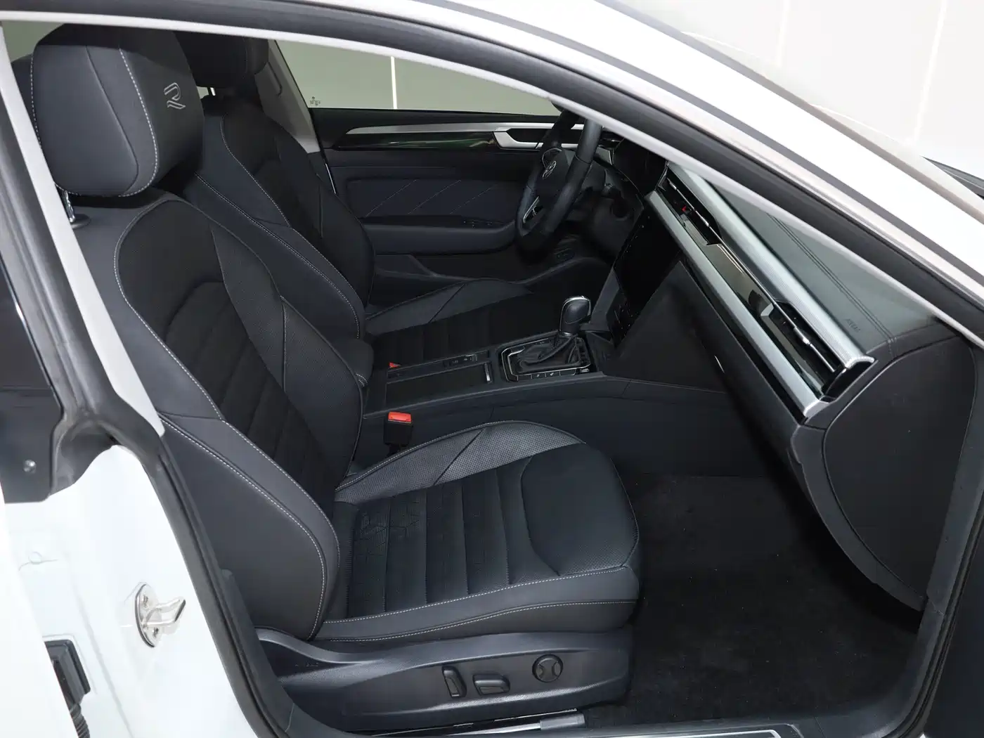 Volkswagen FAW-Volkswagen CC 2023 380TSI Eye-catching Edition фото 23