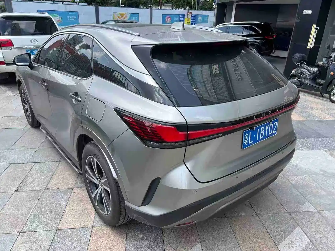 Фото 7 - Lexus RX