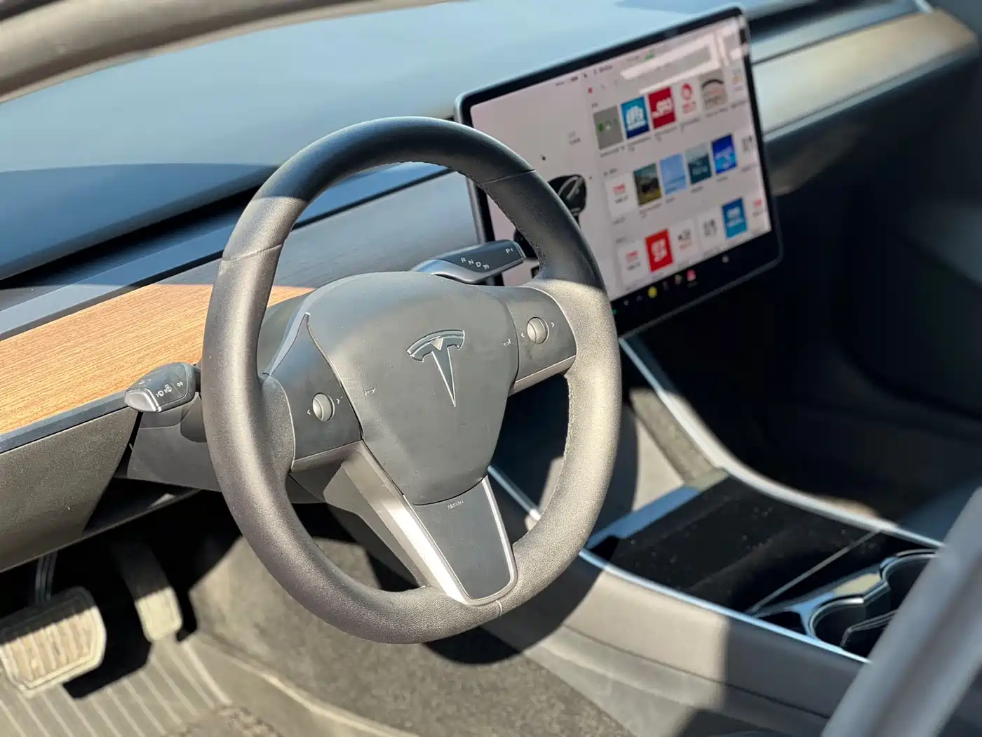 TESLA MODEL 3