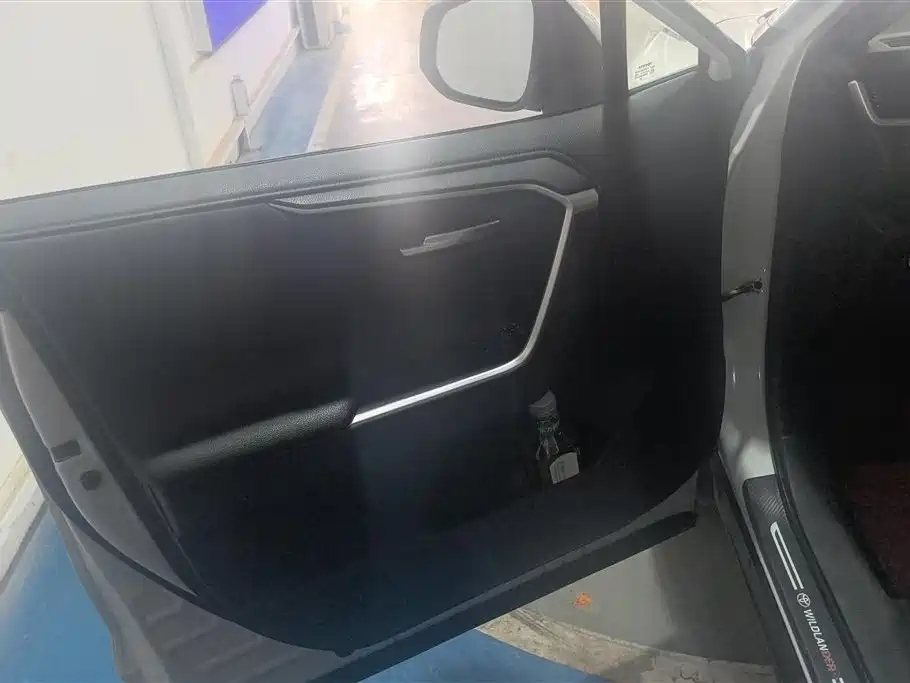 Toyota Wildlander 2020 2.0L CVT AWD Premium Edition фото 7