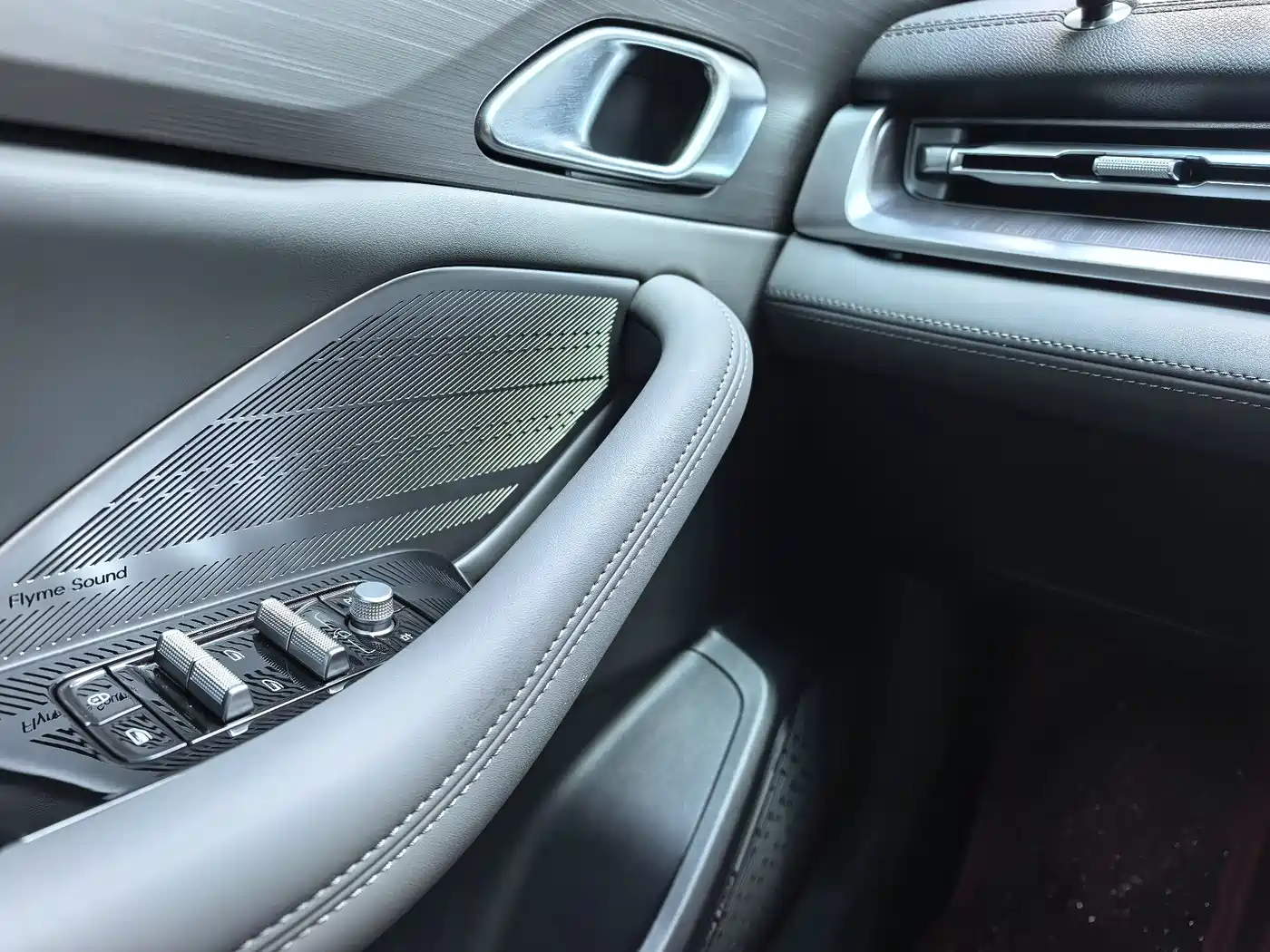 Geely Galaxy Galaxy A7 2025 EM-i 150km Premium Edition фото 15