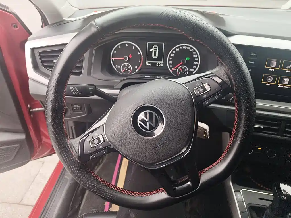 VOLKSWAGEN POLO