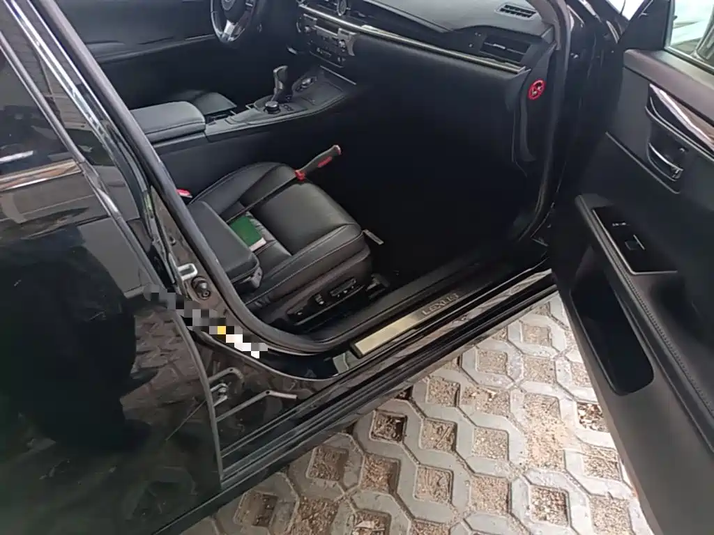 Фото 20 - Lexus ES