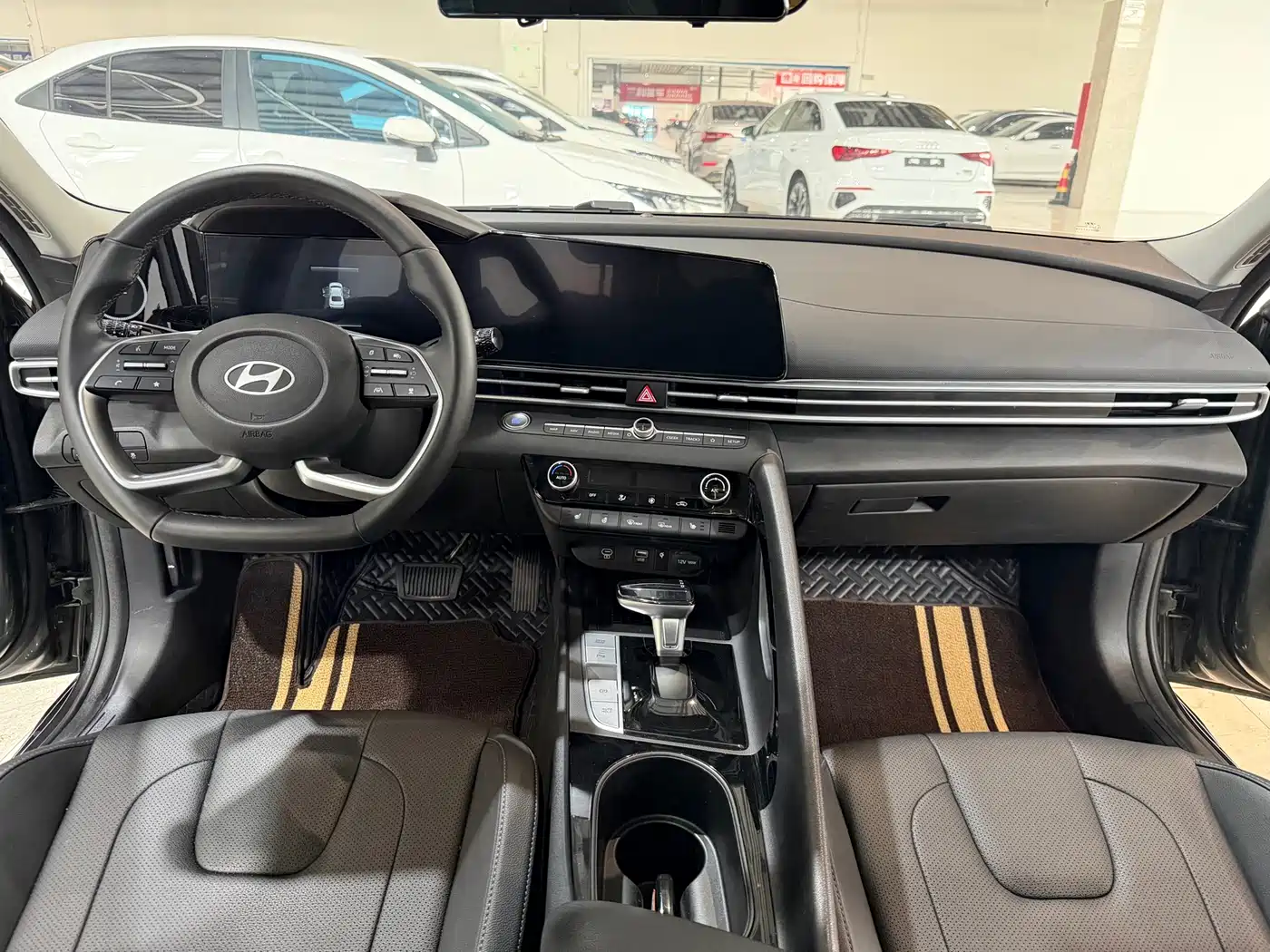 Hyundai Elantra 2023 Model 1.5L CVT LUX Premium Edition фото 11