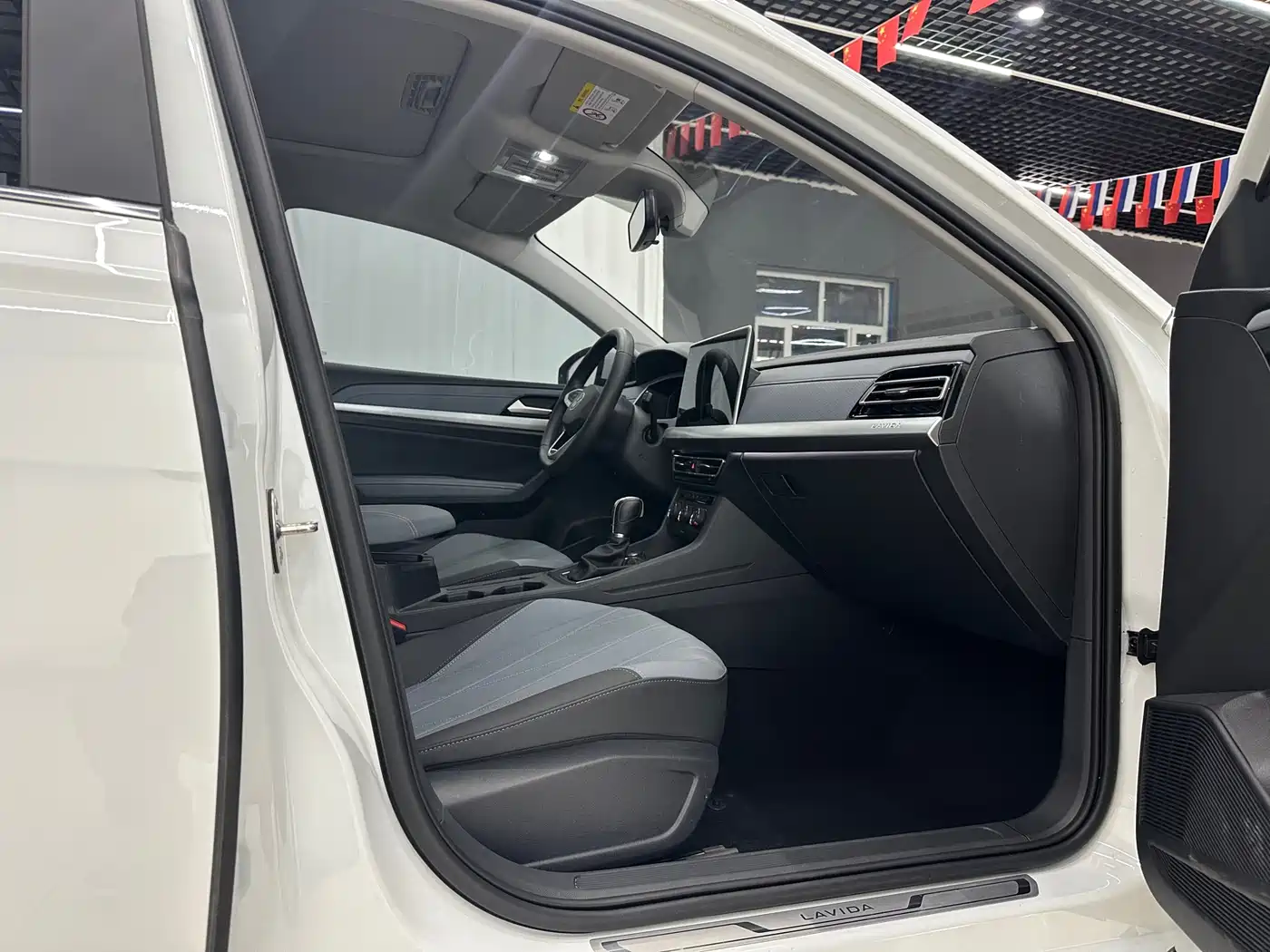 Volkswagen Lavida 2023 Facelift 1.5L Automatic 5 Million Edition фото 9
