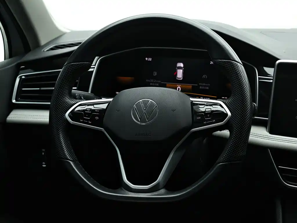 صورة 15 - Volkswagen Tiguan L