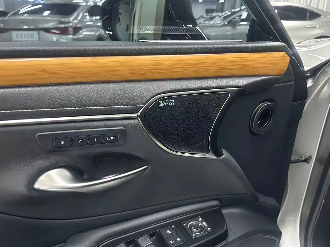 Фото 4 - Lexus ES