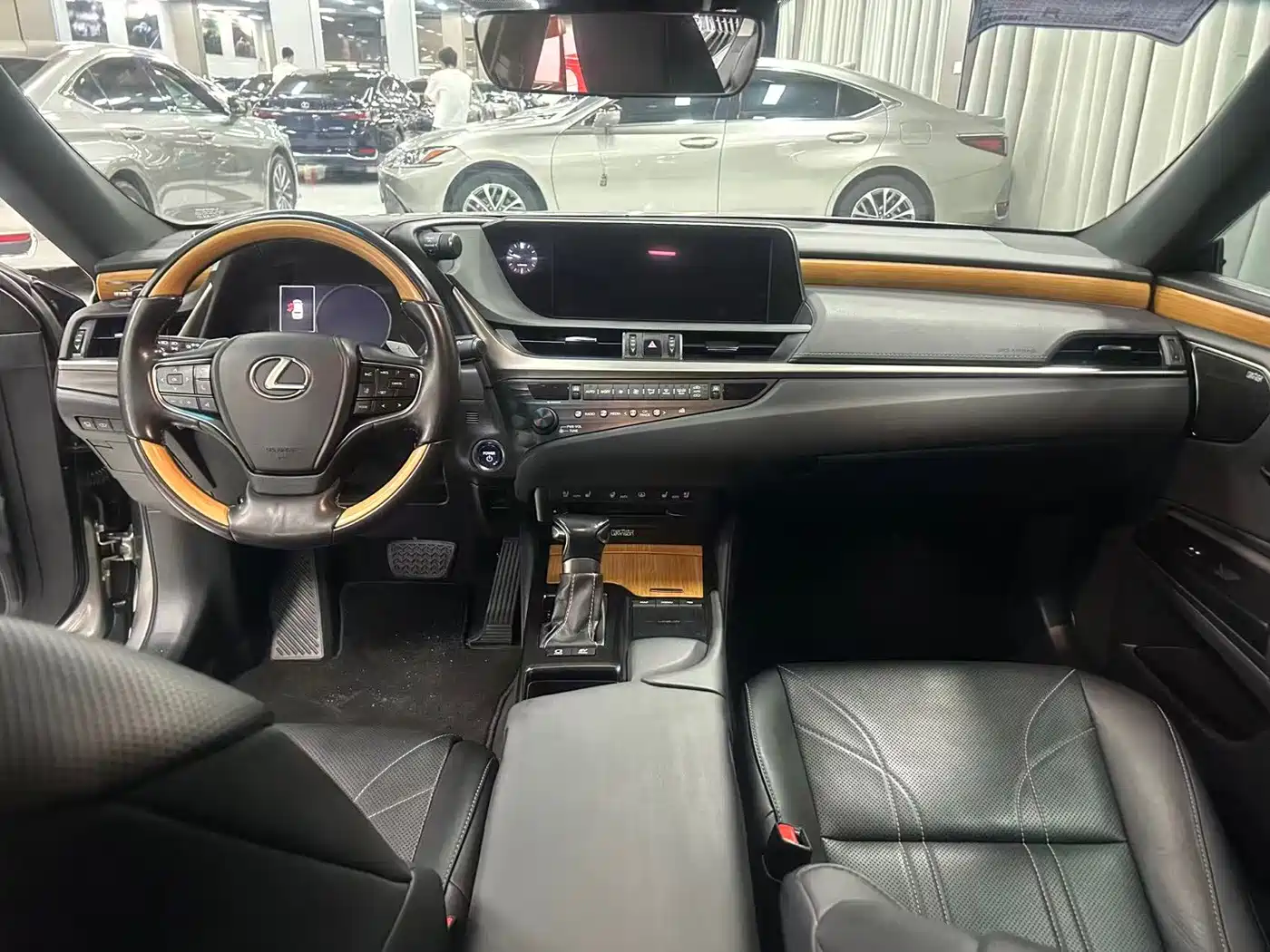 Фото 7 - Lexus ES