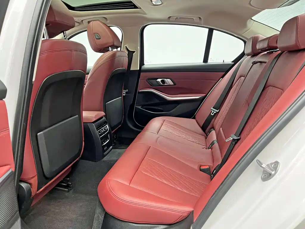 Photo 15 - BMW 3 Series