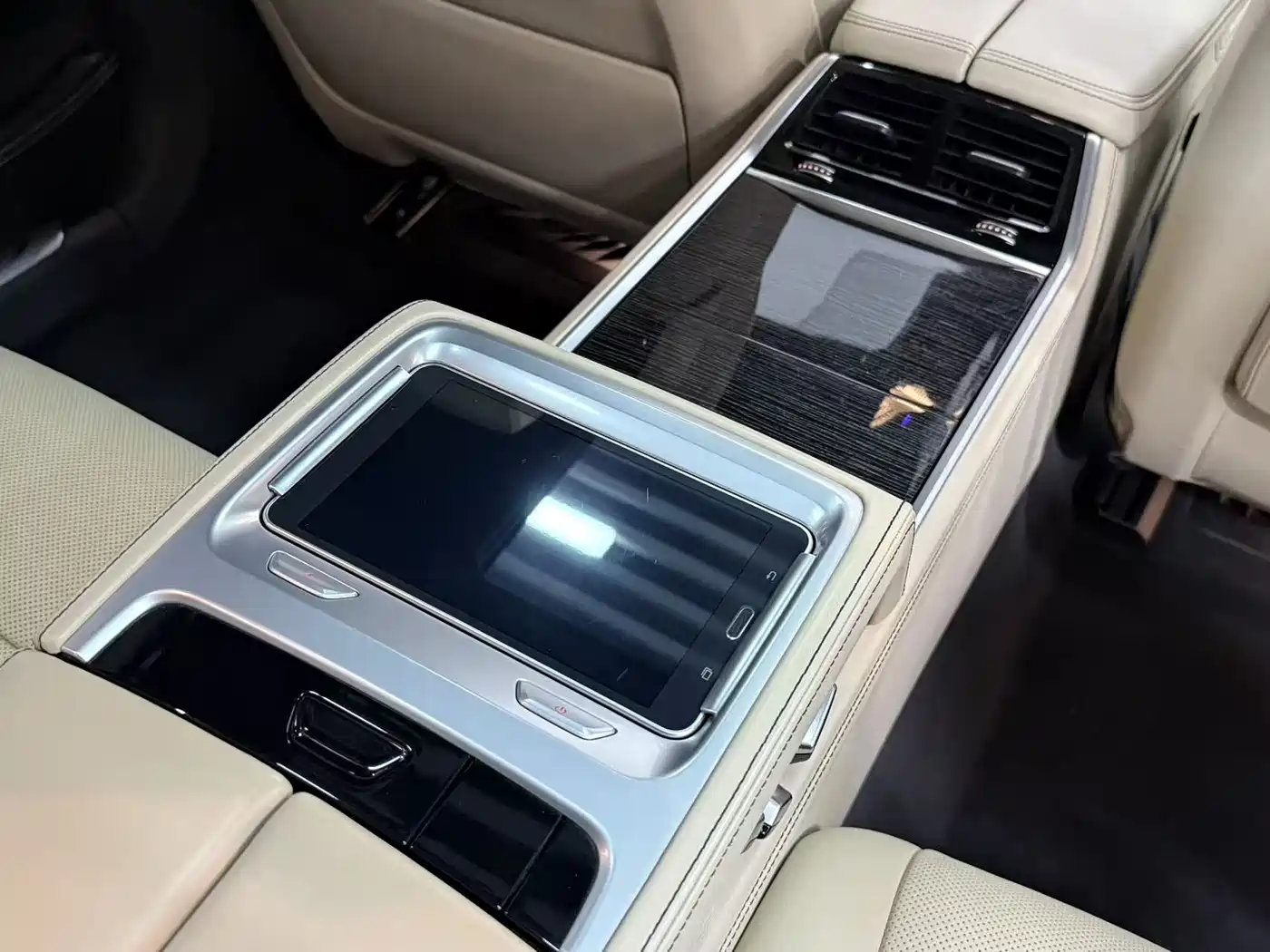 BMW 7 Series 2017 M760Li xDrive фото 18