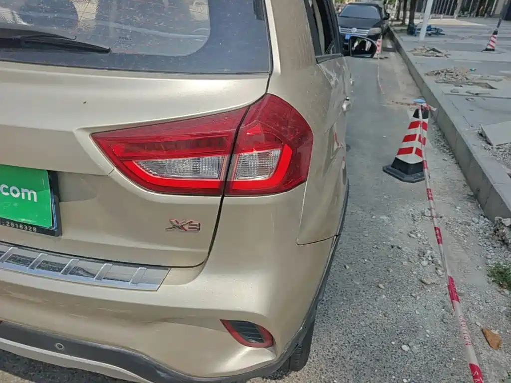 Фото 8 - Geely Vision X3