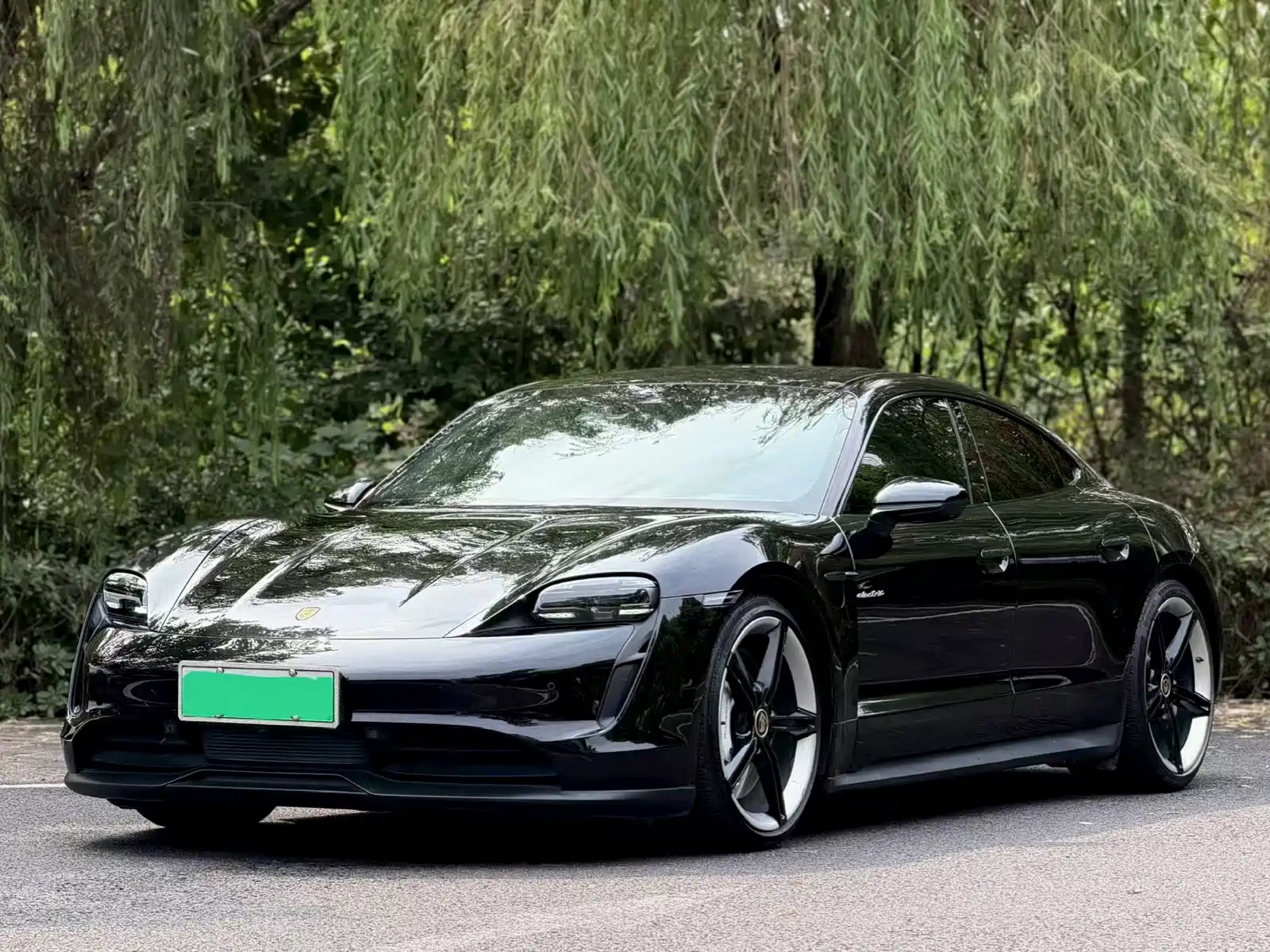 Фото 1 - Porsche Taycan