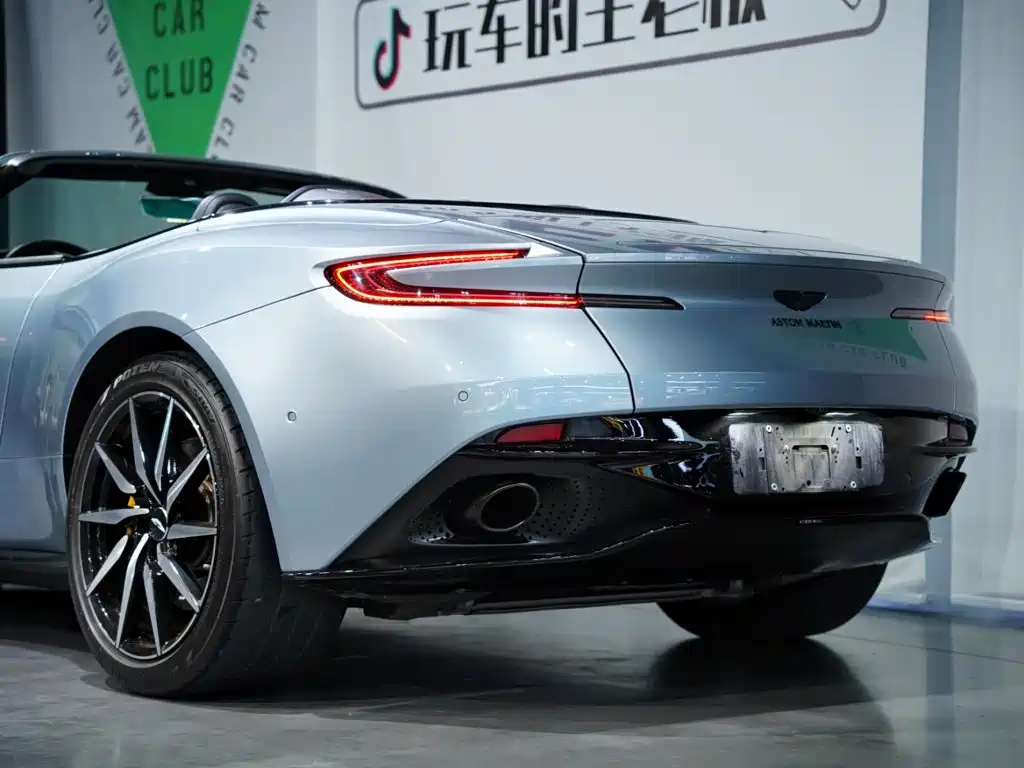 Фото 42 - Aston Martin DB11