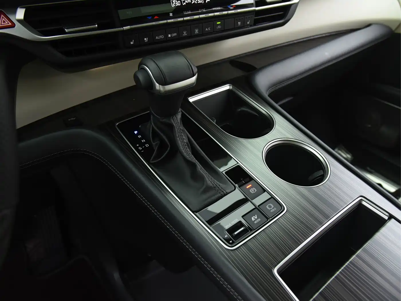 Toyota Sienna 2024 2.5L Hybrid 4WD Premium Edition фото 7