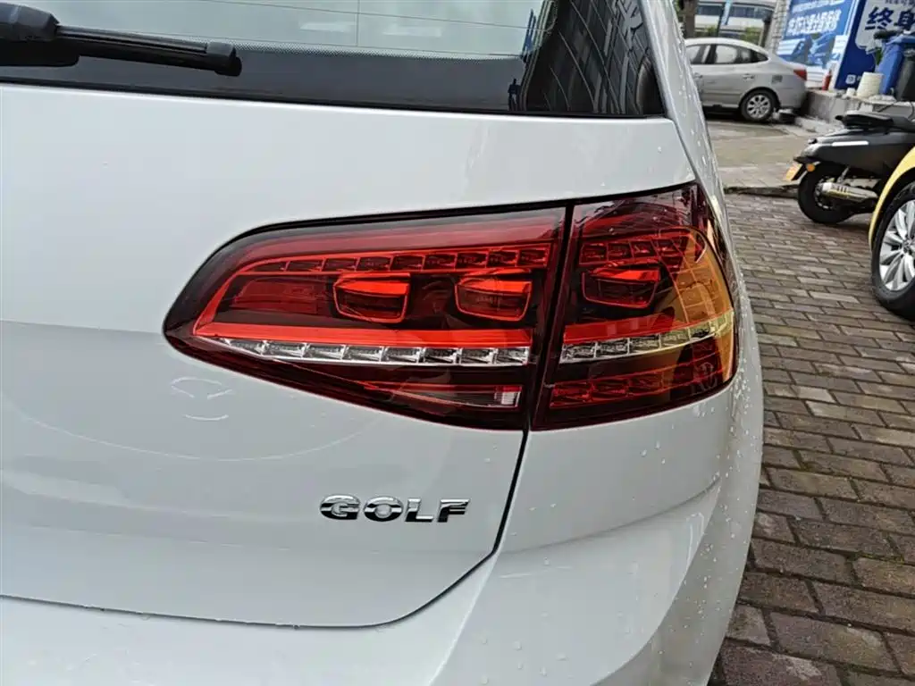 Volkswagen Golf 2017 230TSI Auto Luxury Millionth Anniversary Edition фото 8