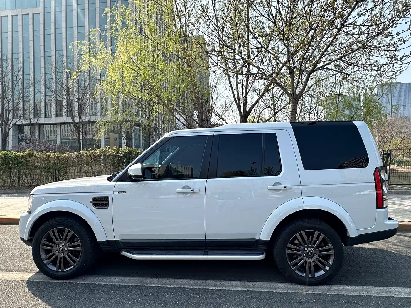 Land Rover Discovery 2016 3.0 SC V6 HSE фото 12