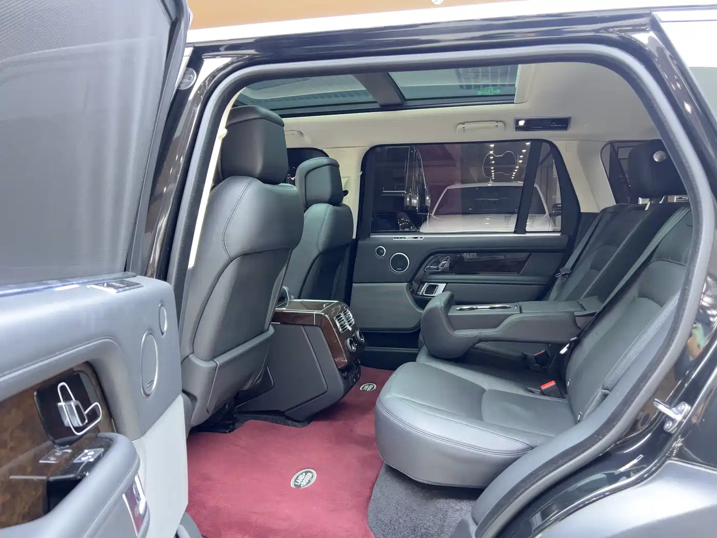 Land Rover Range Rover 2020 3.0 L6 Heritage Extended Edition фото 12