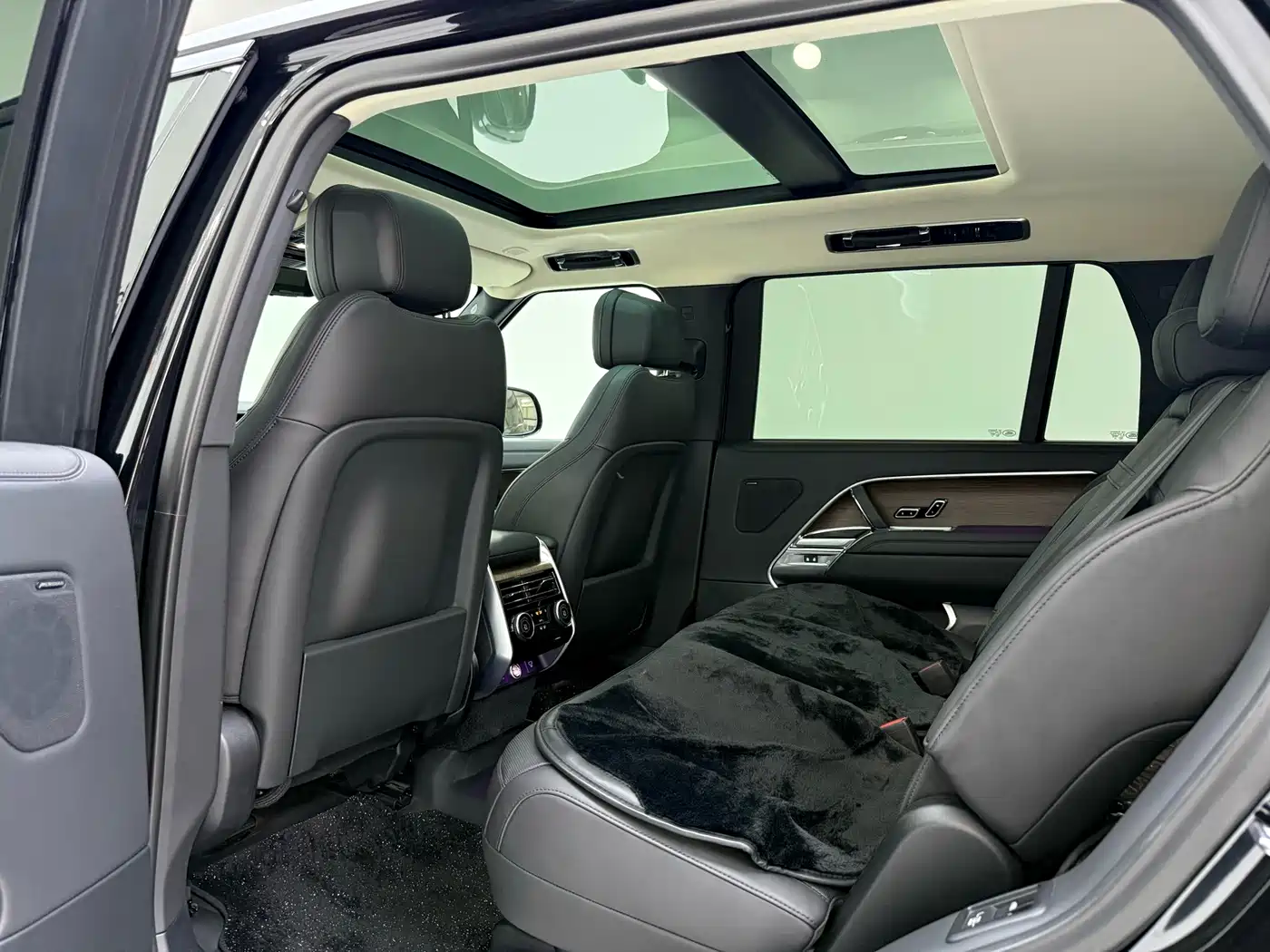 Land Rover Range Rover 2025 2025 3.0 L6 400PS Flourishing Era Extended Wheelbase 7-Seater