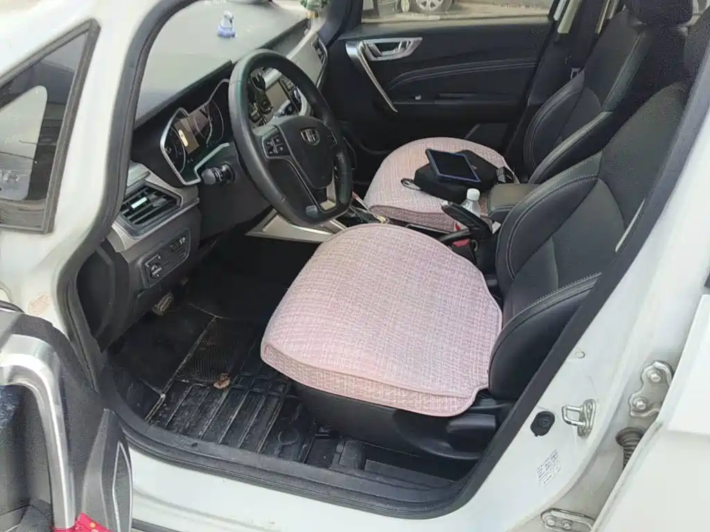 Фото 8 - Geely Vision X3