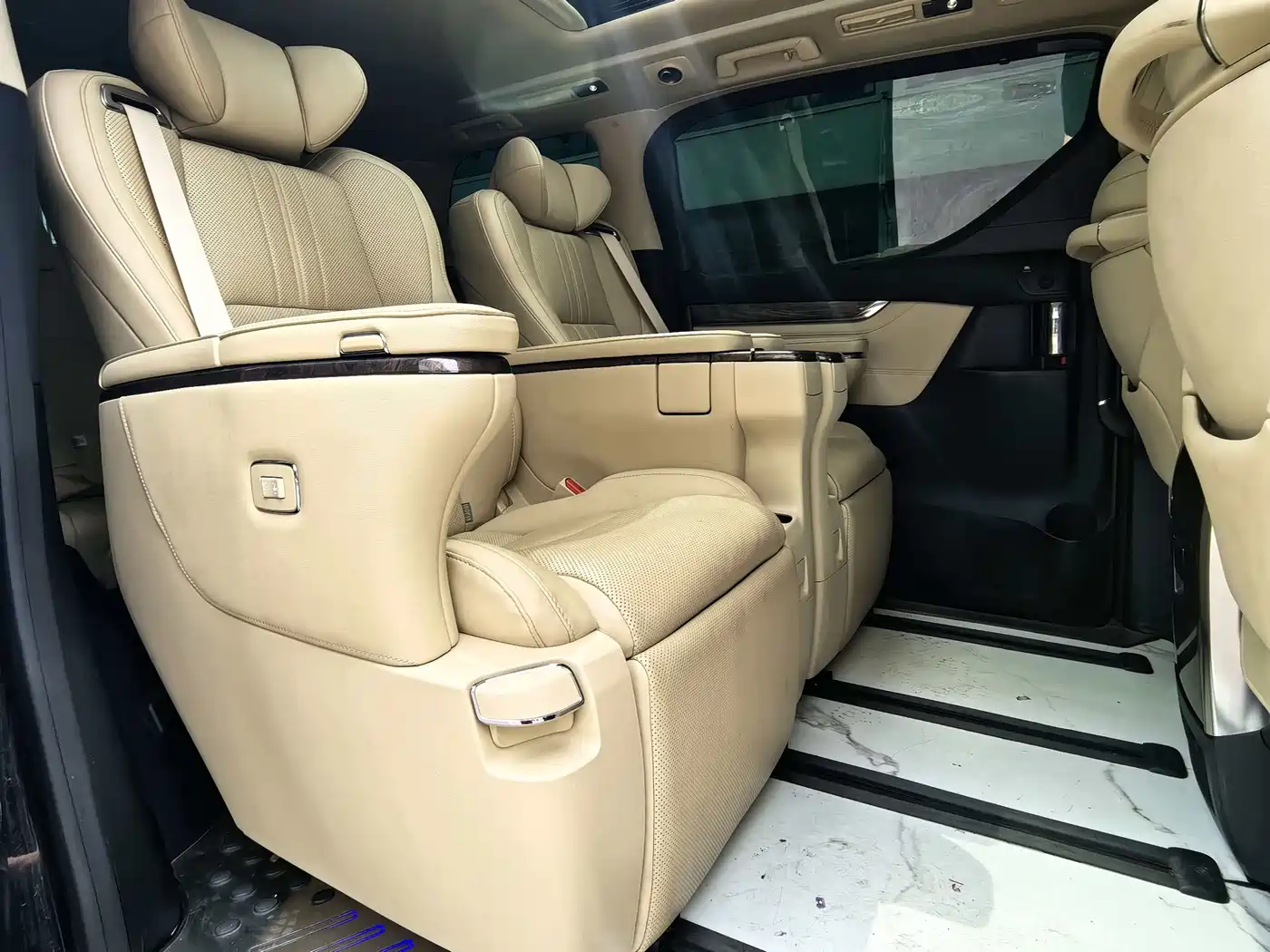 Toyota Alphard 2021 Hybrid 2.5L Premium фото 15