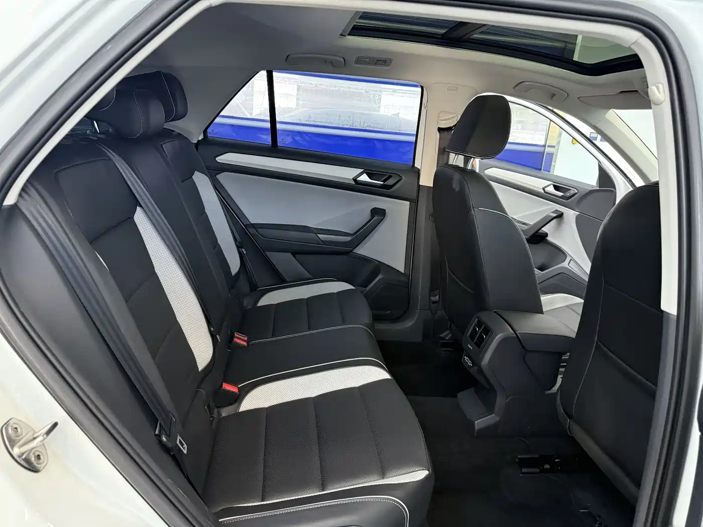 Volkswagen T-ROC 2023 280TSI DSG 2WD Time Edition фото 8