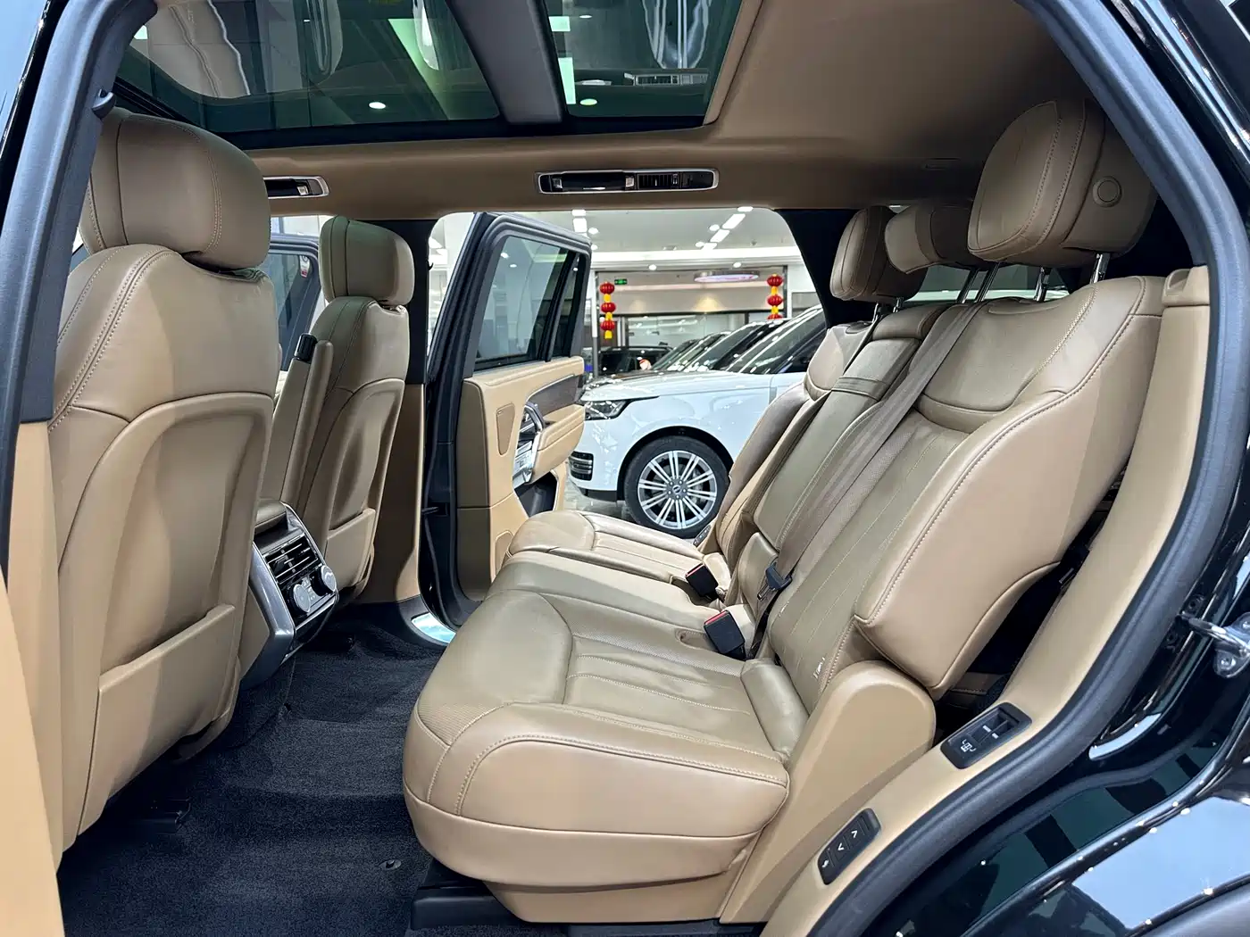 Land Rover Range Rover 2024 3.0 L6 400PS Golden Age Extended 7-Seater фото 12