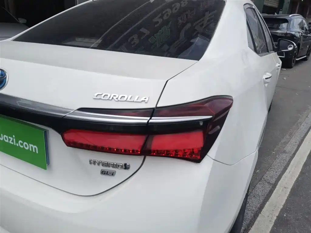 Toyota Corolla 2016 Hybrid 1.8L E-CVT Leading Edition фото 8