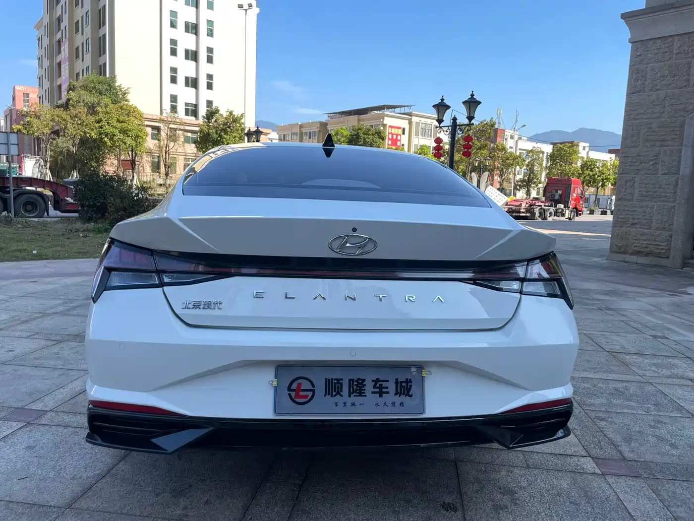 Hyundai Elantra 2021 1.5L CVT LUX Premium Edition фото 8