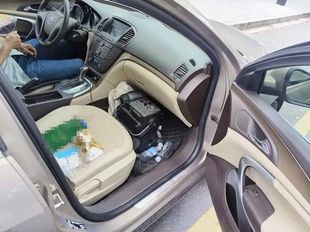 Photo 13 - Buick Regal