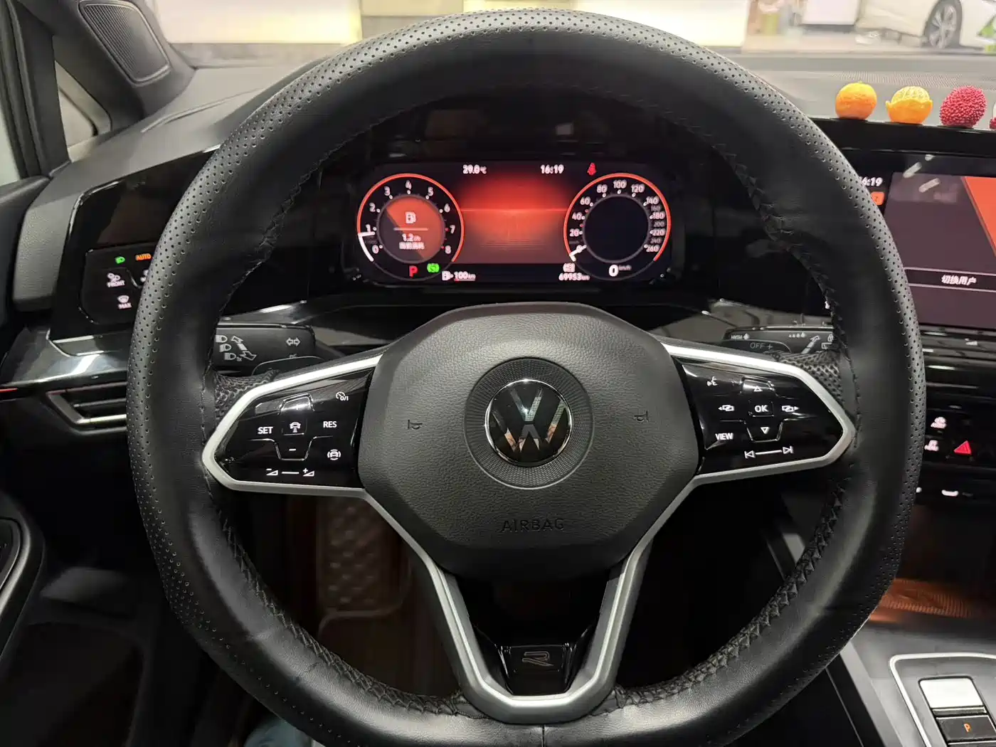 Фото 16 - Volkswagen Golf
