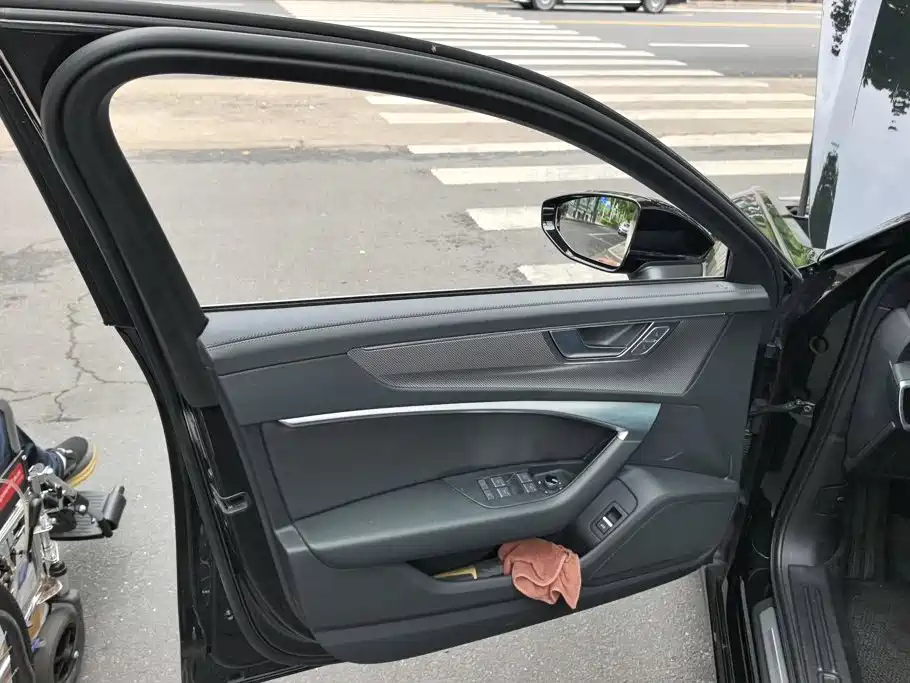 Фото 7 - Audi A6L