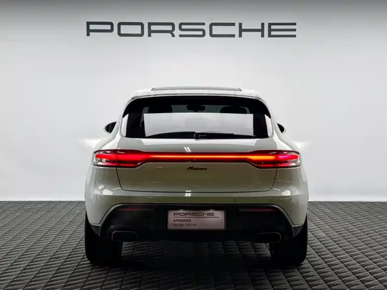 PORSCHE MACAN